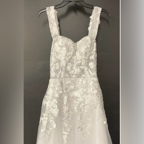 Merry's White NWT Sleeveless Applique &
Chiffon Wedding Dress Size 6 - Picture 4 of 7